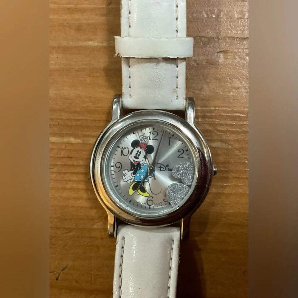 Disney: Woman’s Disney Minnie Mouse glitter floating hearts white wrist watch.
